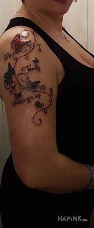 Tattoo Mój pierwszy rodzinny ? in butterflies motif and graphic / illustrative style on the upper arm