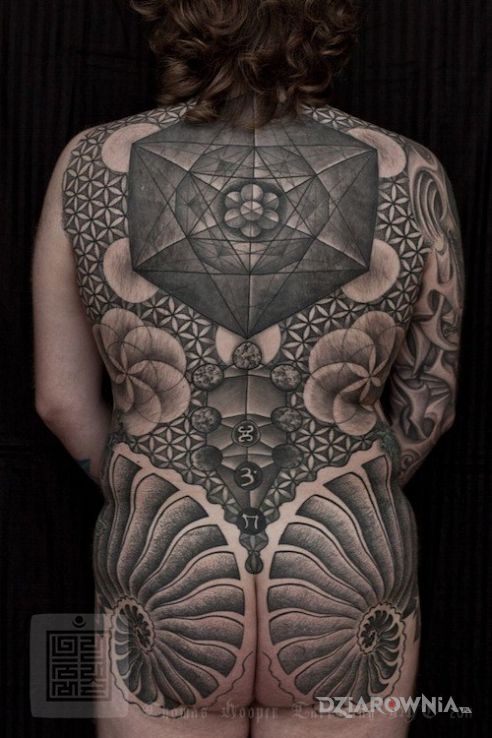 Tatuaż jedna spójna koncepcja w stylu geometryczne na plecach