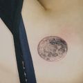 Wycena tatuażu - Księżyc, szyja/obojczyk. 7cm średnica
