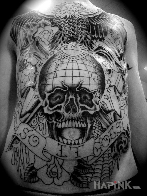 Tattoo Jedna duża praca in skulls motif on the chest