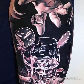 Tatuaż Kasyno na ramieniu motyw: czarno-szare styl: realistyczne