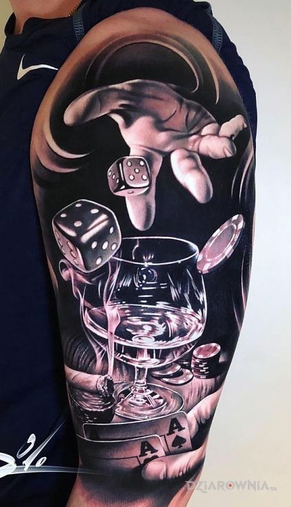 Tatuaż kasyno w motywie czarno-szare i stylu realistyczne na ramieniu