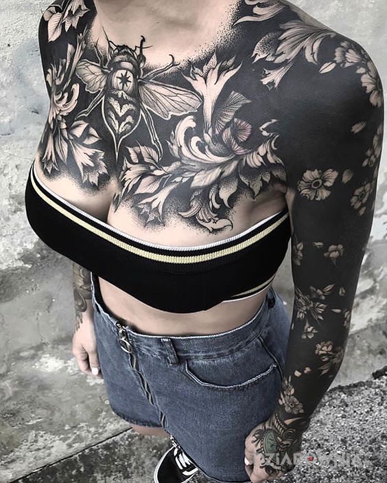 Tatuaż czaaaarno w motywie rękawy i stylu blackwork / blackout na obojczyku