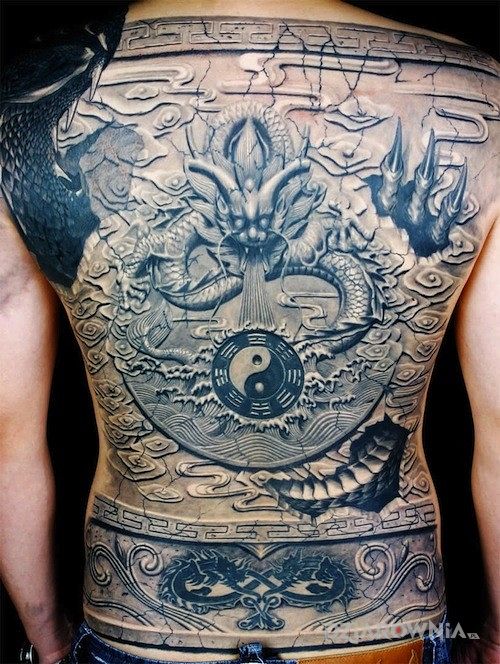 Tatuaż coś niesamowitego w motywie 3D na plecach