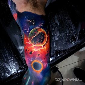 Tatuaż Kosmiczne tattoo na ramieniu motyw: kolorowe styl: realistyczne