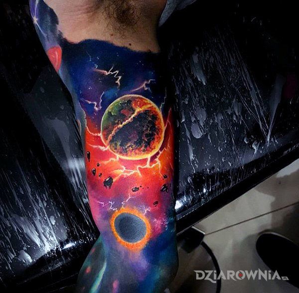 Tatuaż kosmiczne tattoo w motywie kosmos i stylu realistyczne na ramieniu