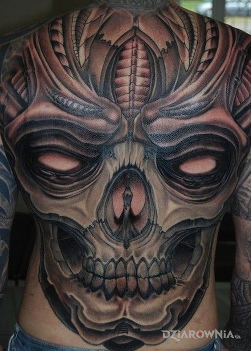 Tatuaż czacha dymi w motywie czaszki na plecach