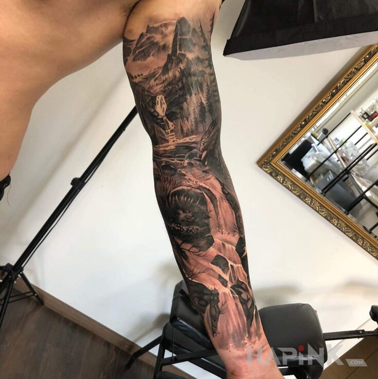 Tattoo Naturalnie in sleeves motif and realistic style on the upper arm