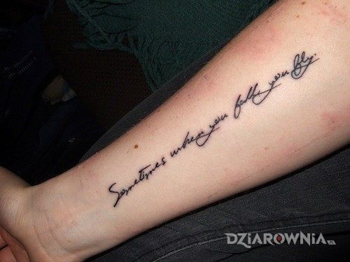 Tatuaż kolejny napis w motywie napisy na przedramieniu