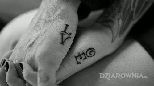 Tatuaż love w motywie miłosne na dłoni