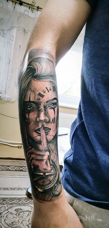 Tattoo Kobieta z czasem in black and gray motif and realistic style on the forearm