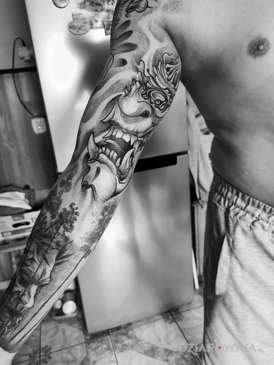 Tatuaż diabeł w motywie rękawy i stylu graficzne / ilustracyjne na ramieniu