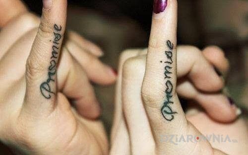 Tatuaż tatuaz dla pary w motywie miłosne na palcach