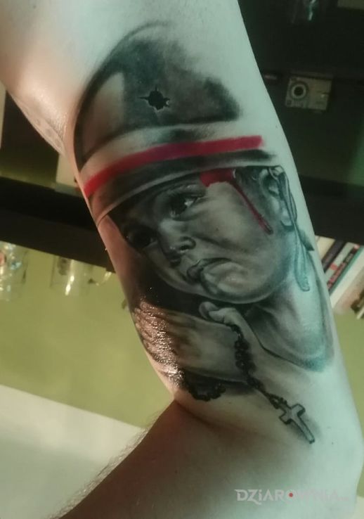 Tatuaż powstaniec w motywie patriotyczne i stylu realistyczne na ramieniu