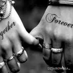 Tatuaż Together forever na dłoni motyw: miłosne