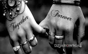Tatuaż together forever w motywie miłosne na dłoni