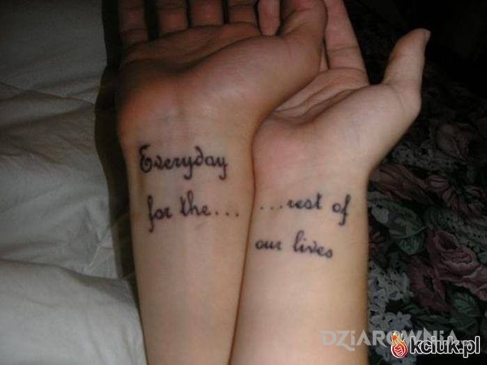 Tatuaż napis w motywie miłosne na nadgarstku