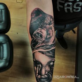 Tatuaż Kobieta z niedźwiedziem na przedramieniu motyw: twarze styl: realistyczne