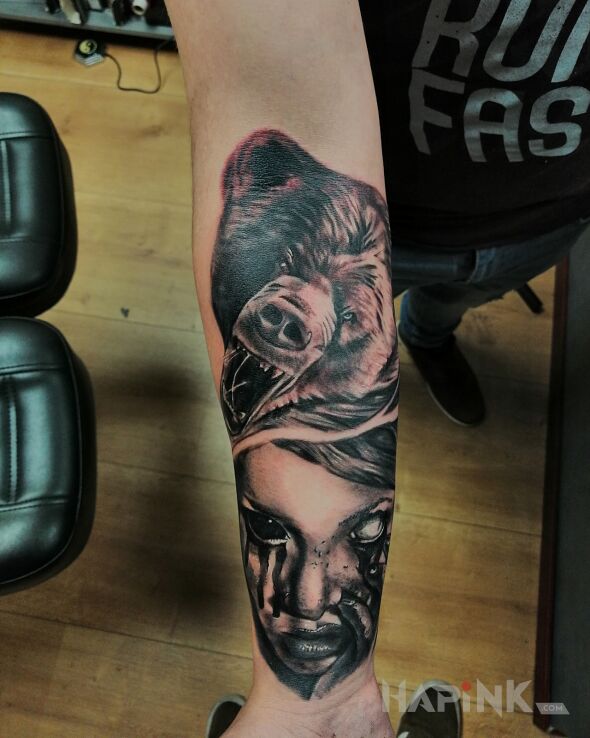Tattoo Kobieta z niedźwiedziem in dark motif and realistic style on the forearm