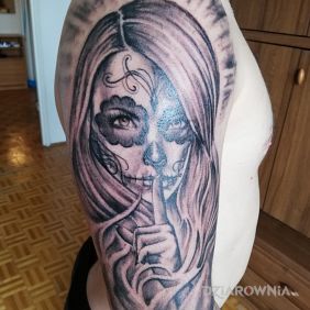 Tatuaż Nie mów nic nikomu! na ramieniu motyw: czarno-szare styl: realistyczne