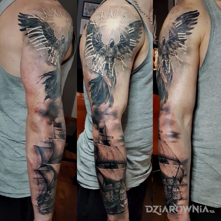 Tatuaż anioł w motywie czarno-szare i stylu realistyczne na ramieniu