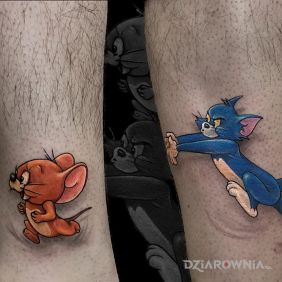 Tatuaż Tom &Jerry na nodze motyw: kolorowe styl: kreskówkowe / komiksowe