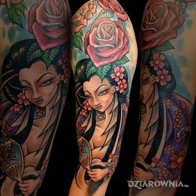 Tatuaż Geisha na ramieniu motyw: kwiaty styl: newschool