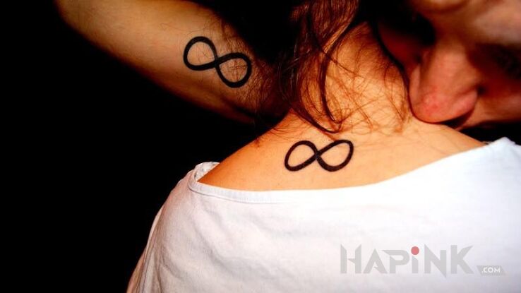 Tattoo Symbol nieskończoności in Love motif on the back