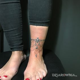 Tatuaż Ozdoba na piszczeli motyw: ornamenty styl: graficzne / ilustracyjne