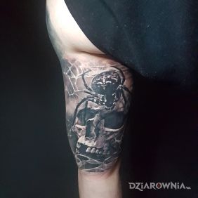 Tatuaż Skull + spider na ramieniu motyw: czarno-szare styl: realistyczne