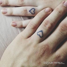 Tatuaż Serduszka dwa na palcach motyw: miłosne
