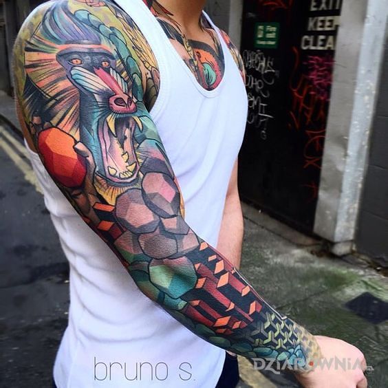 Tatuaż pawian w motywie kolorowe i stylu geometryczne na ramieniu