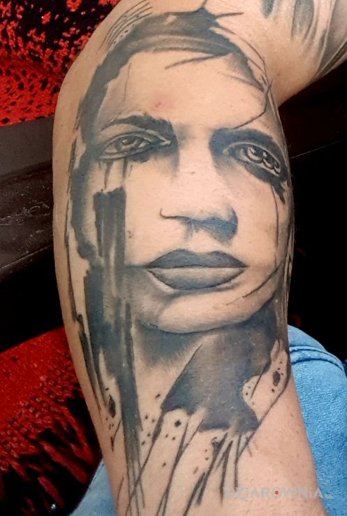 Tatuaż twarz w motywie czarno-szare i stylu realistyczne na przedramieniu