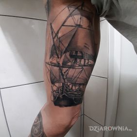 Tatuaż Statek i kompas na ramieniu motyw: pozostałe styl: realistyczne