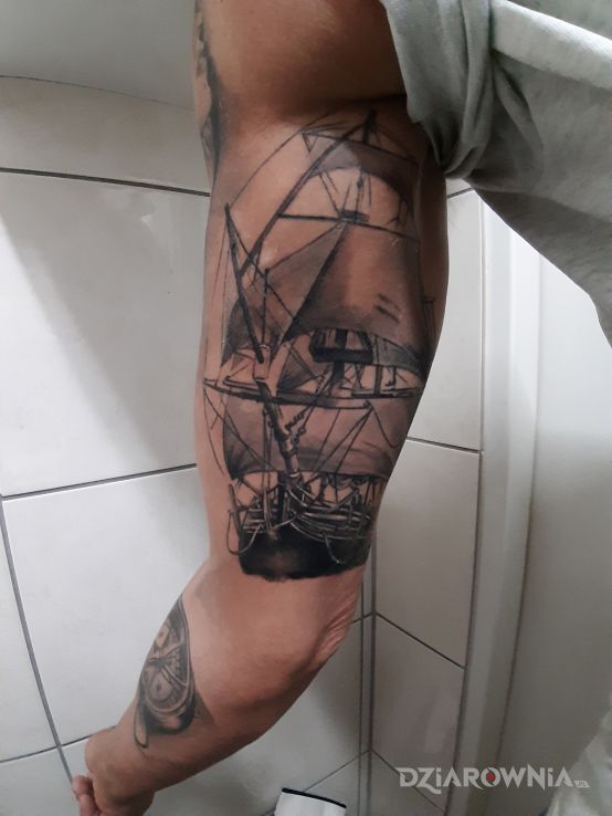 Tatuaż statek i kompas w motywie pozostałe i stylu realistyczne na ramieniu