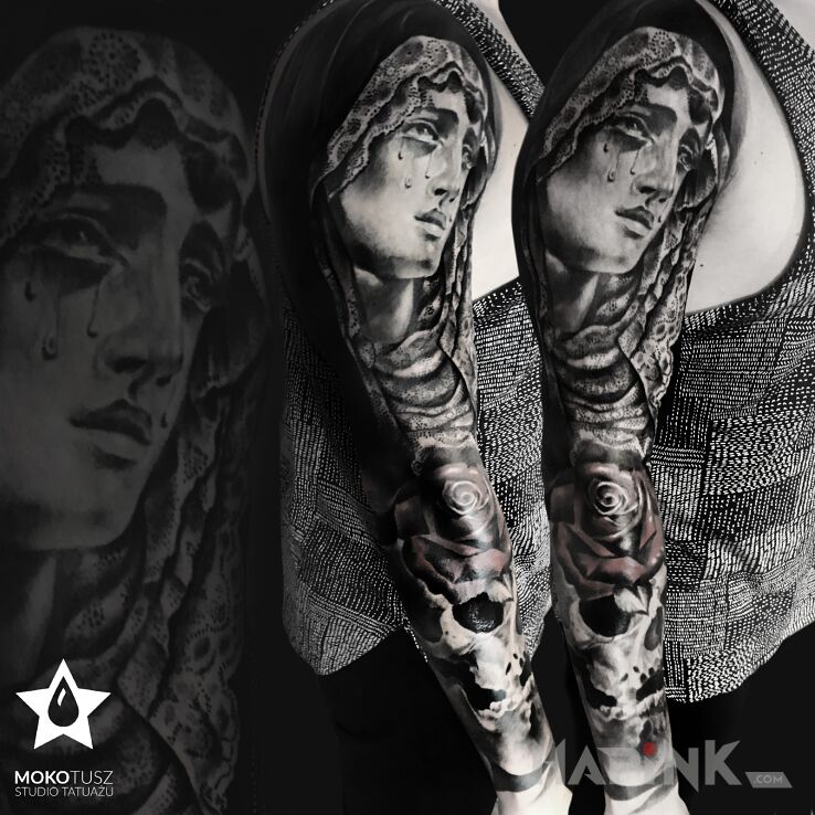 Tattoo Anioły i demony in skulls motif and realistic style on the upper arm