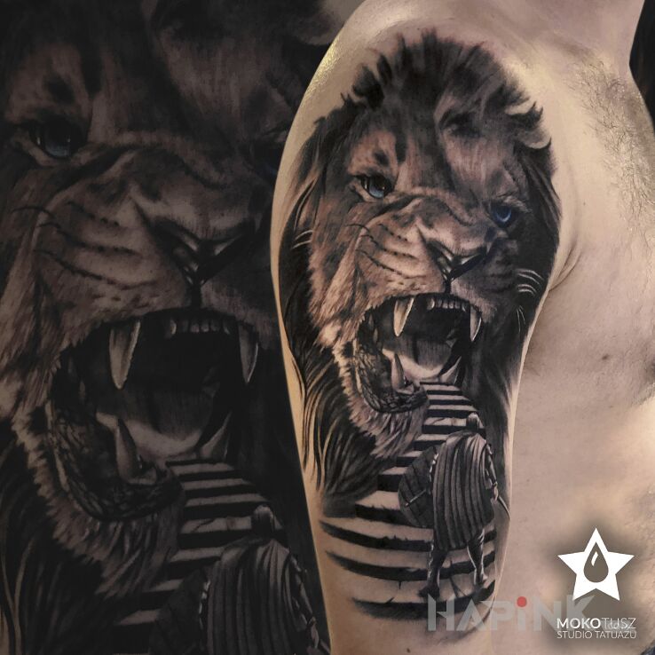 Tattoo Nie bójcie się ;) in characters motif and realistic style on the upper arm