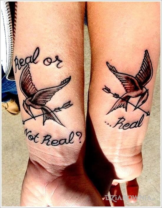Tatuaż dwa ptaszki i pytanie w motywie miłosne na przedramieniu