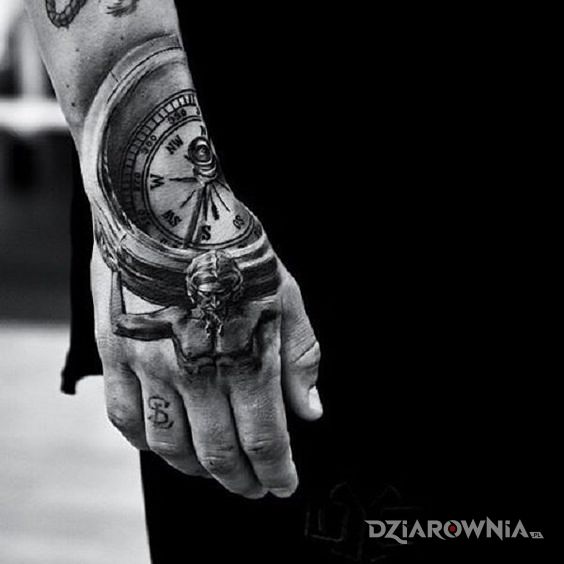 Tatuaż ruletka w motywie czarno-szare i stylu realistyczne na dłoni