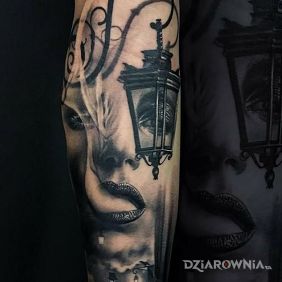 Tatuaż Pod latarnią na przedramieniu motyw: twarze styl: realistyczne
