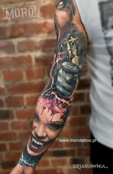 Tatuaż rekaw kolorowy horrorwampir w motywie przedmioty i stylu realistyczne na przedramieniu