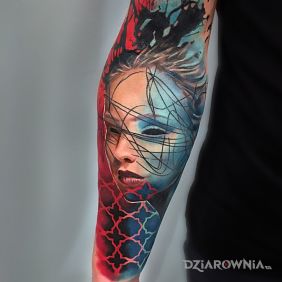 Tatuaż Czarne oczy na przedramieniu motyw: twarze styl: realistyczne