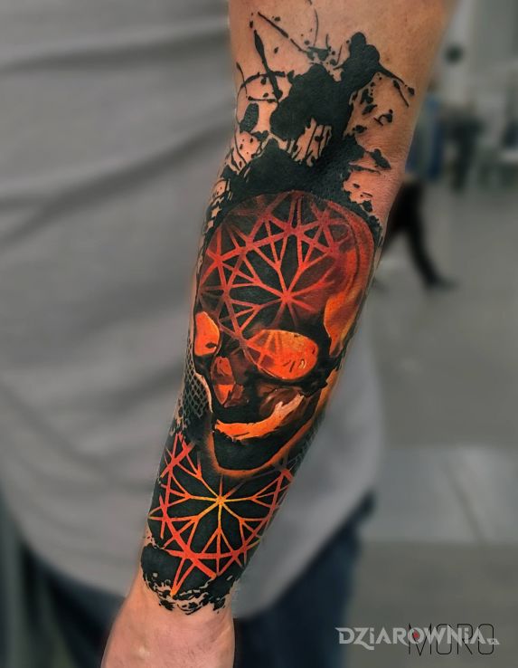 Tatuaż pomarańczowa czaszka w motywie czaszki i stylu graficzne / ilustracyjne na przedramieniu
