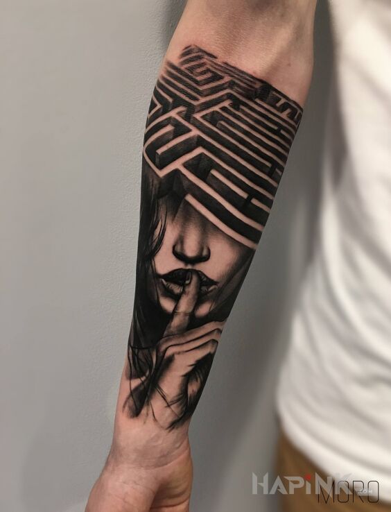 Tattoo Labirynt in 3D motif and realistic style on the forearm