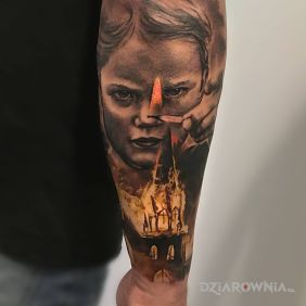 Tatuaż Dziewczyna z zapałką na przedramieniu motyw: twarze styl: realistyczne