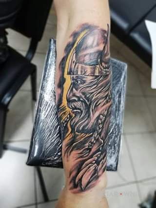Tatuaż wiking weteran w motywie czarno-szare i stylu graficzne / ilustracyjne na przedramieniu