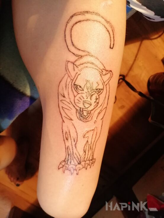 Tattoo Pierwszy samodzielnie wykonany(UCZĘ SIĘ DOPIERO) jeszcze tylko wypelnienie in animals motif and contour / linework style on the leg