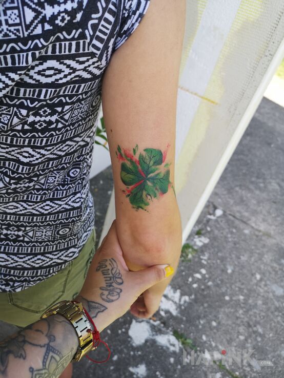 Tattoo Koniczynka in colorful motif and Watercolor style on the upper arm