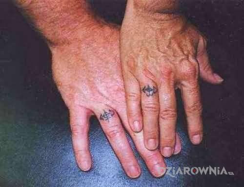 Tatuaż obrączki w motywie miłosne na palcach
