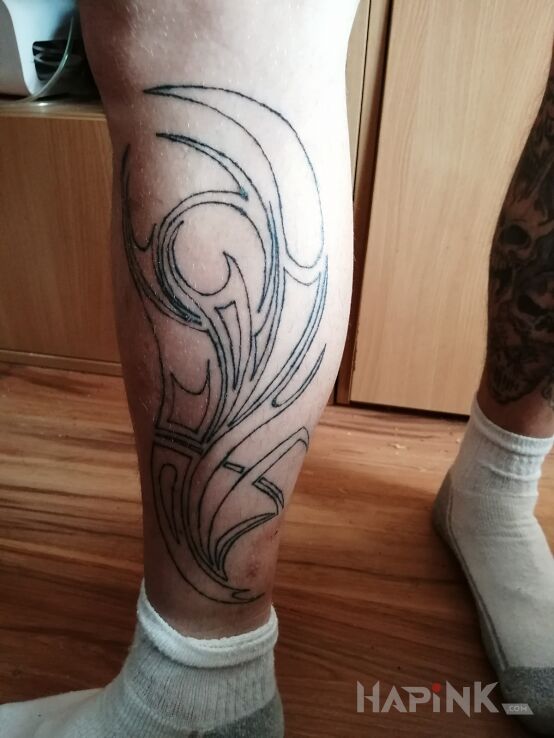 Tattoo Własnoręcznie wykonany pierwsza sesja jeszcze tylko wypełnienie po zagojeniu in black and gray motif and tribal style on the calf